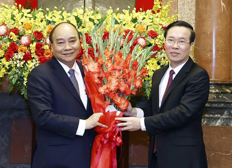 Đồng chí Võ Văn Thưởng, Ủy viên Bộ Chính trị, Thường trực Ban Bí thư tặng hoa nguyên Chủ tịch nước Nguyễn Xuân Phúc. (Ảnh: Thống Nhất/TTXVN)