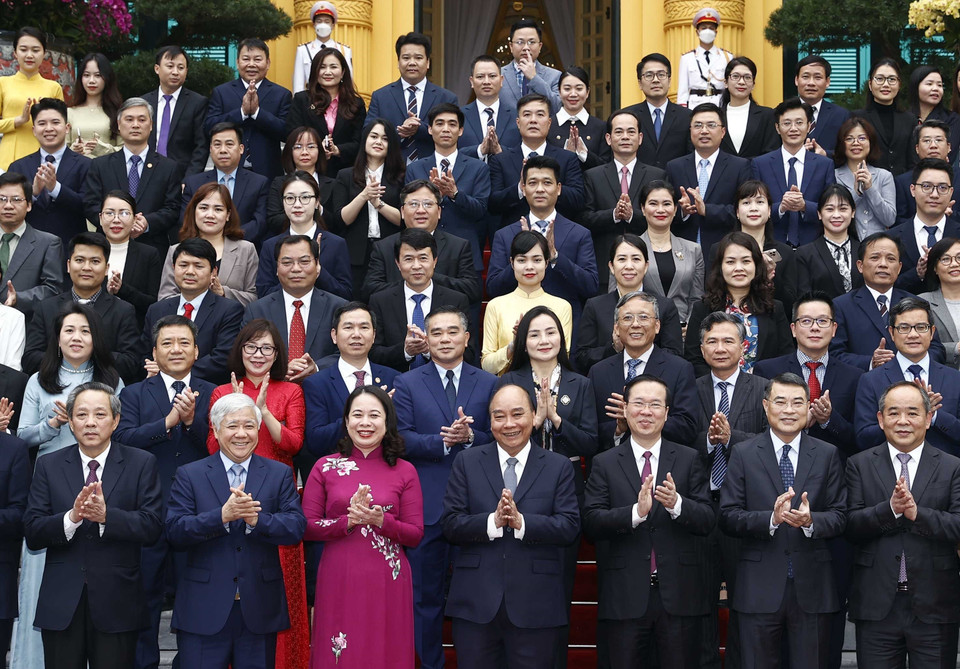 Thường trực Ban Bí thư Võ Văn Thưởng, nguyên Chủ tịch nước Nguyễn Xuân Phúc, Quyền Chủ tịch nước Võ Thị Ánh Xuân và các đại biểu chụp ảnh chung. (Ảnh: Thống Nhất/TTXVN)