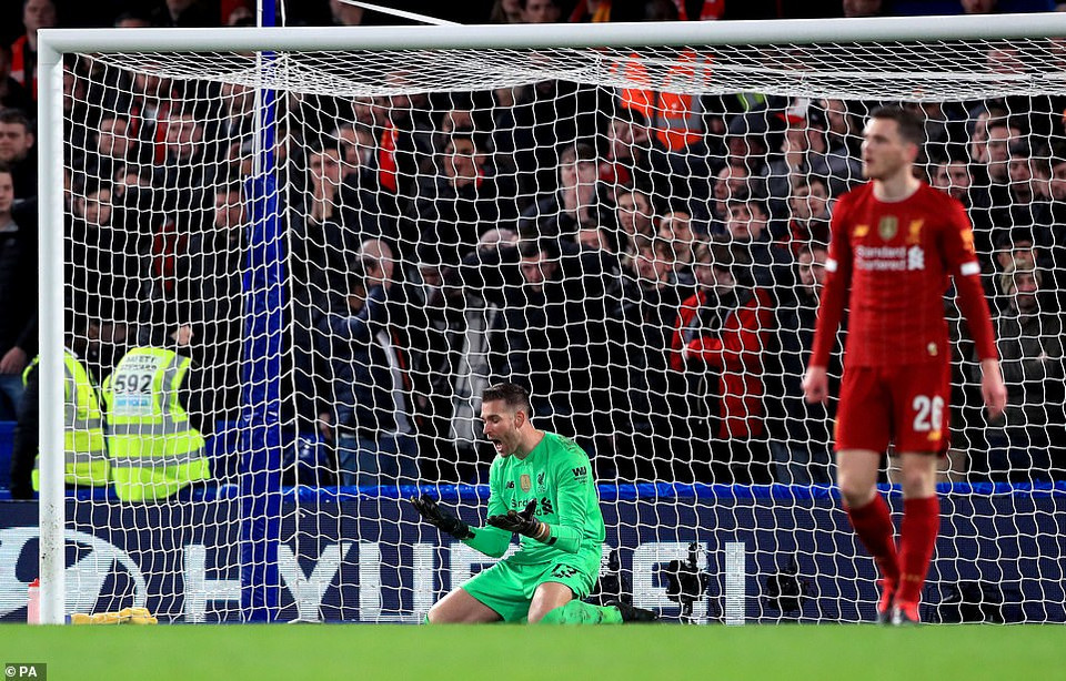 Trong pha lập công của Willian, thủ thành Adrian của Liverpool đã mắc sai lầm đáng trách.