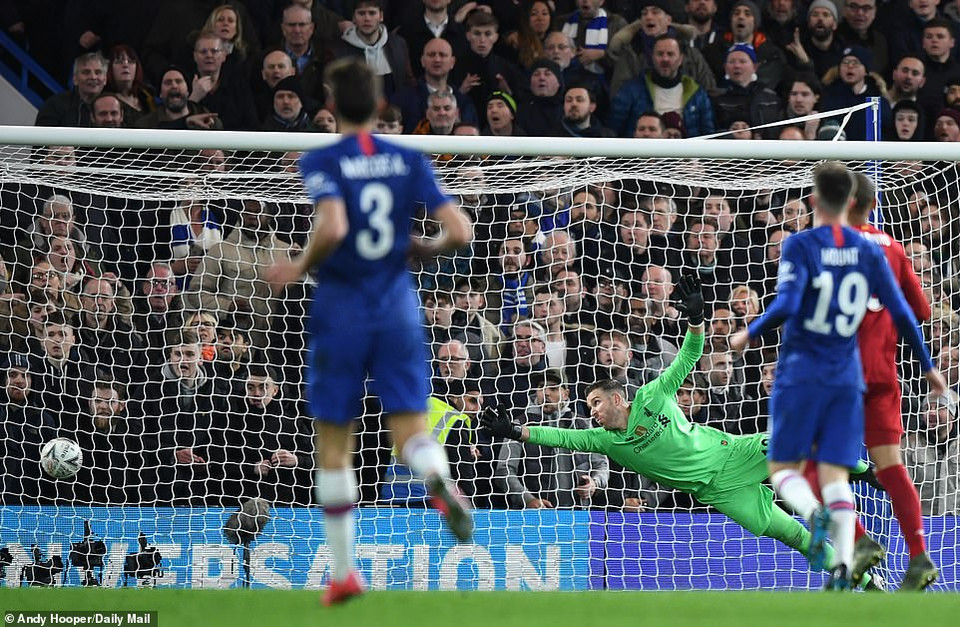 Đến phút 64, Chelsea có bàn thắng nhân đôi cách biệt và cũng từ một tình huống dứt điểm từ xa.