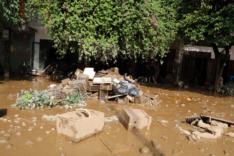 Bùn đất và rác tràn ngập trên đường trong sáng 12/9. (Ảnh: Tuấn Anh/TTXVN)