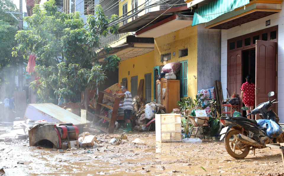 Người dân bắt tay vào dọn dẹp nhà cửa ngay sau khi nước rút. (Ảnh: Tuấn Anh/TTXVN)