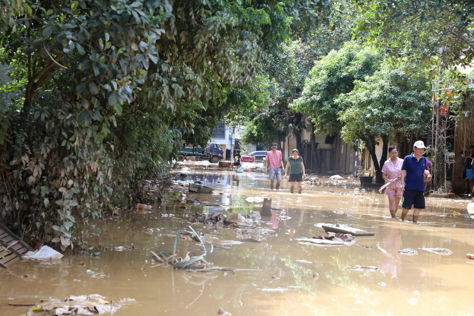 Một số tuyến đường nước vẫn chưa rút hết. (Ảnh: Tuấn Anh/TTXVN)