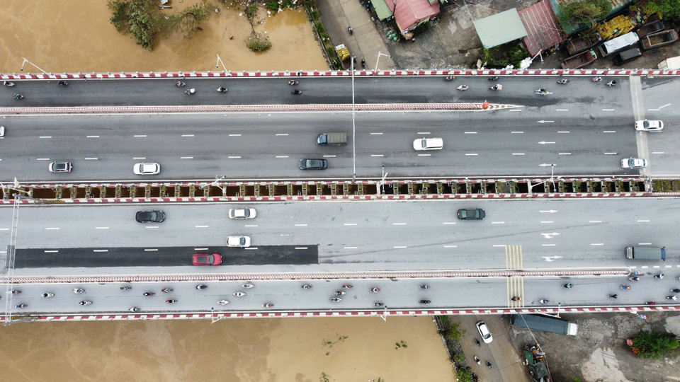 Mật độ giao thông trên cầu Vĩnh Tuy sáng 12/9 khá thông thoáng. (Ảnh: Hoàng Hiếu/TTXVN)