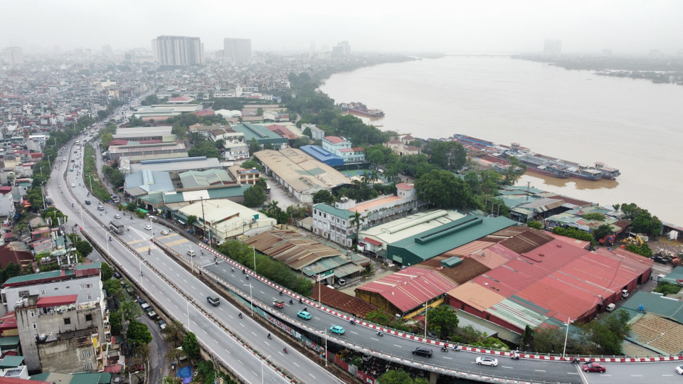 Đường dẫn cầu Vĩnh Tuy xuống đường Nguyễn Khoái khá thông thoáng. (Ảnh: Hoàng Hiếu/TTXVN)