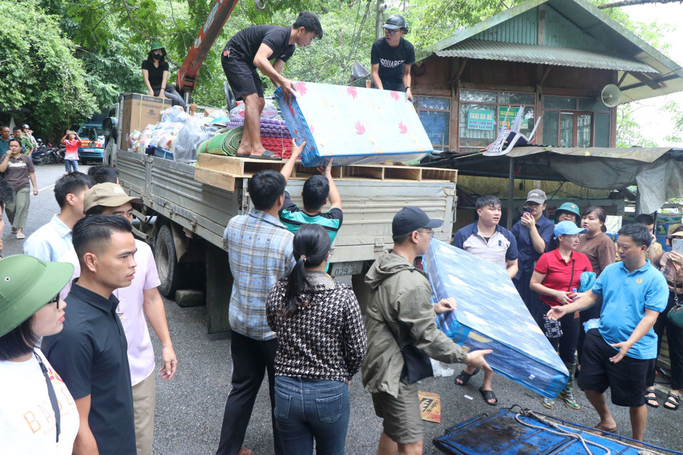 Trong hai ngày 11 và 12/9, nhiều chuyến xe chở hàng cứu trợ của nhân dân, tổ chức trong và ngoài tỉnh Bắc Kạn được đưa đến xã Nam Mẫu, huyện Ba Bể. (Ảnh: TTXVN phát)