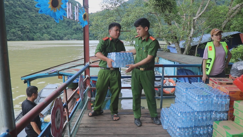 Các lực lượng, tổ chức hỗ trợ người dân. (Ảnh: TTXVN phát)