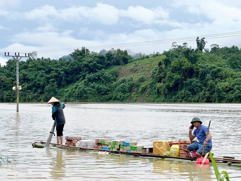 Thuyền đưa thức ăn, nước uống cứu trợ đến người dân. (Ảnh: TTXVN phát)