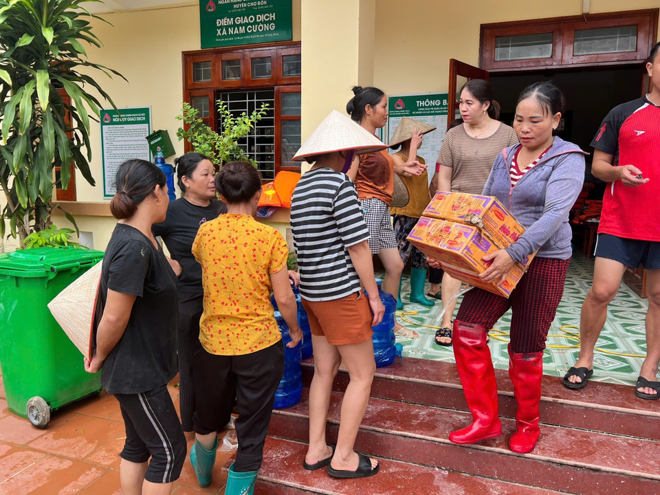 Người dân đến nhận hàng cứu trợ tại điểm tập kết của huyện Chợ Đồn. (Ảnh: TTXVN phát)