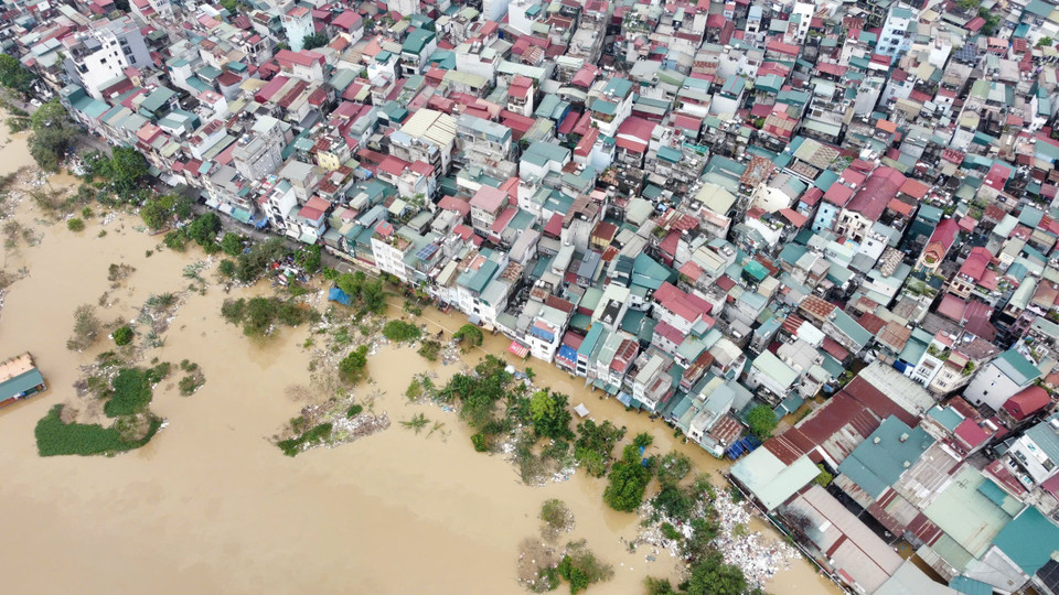 Mực nước sông Hồng đang rút chậm. (Ảnh: Hoàng Hiếu/TTXVN)