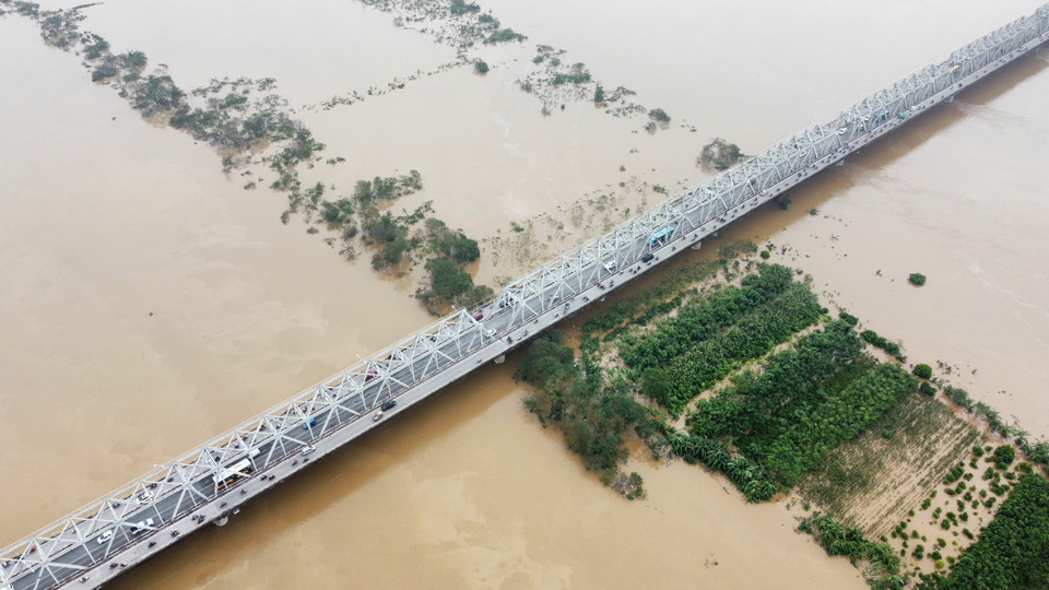 Các phương tiện lưu thông trên cầu Chương Dương (Hà Nội) sau khi mực nước dưới chân cầu đang bắt đầu hạ. (Ảnh: Hoàng Hiếu/TTXVN)