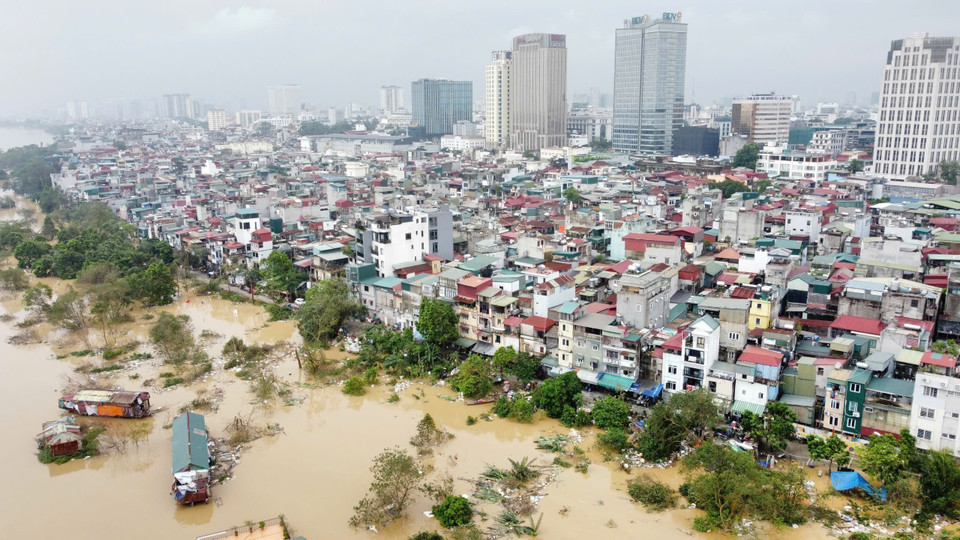 Sáng 12/9, mực nước sông Hồng đang rút chậm. (Ảnh: Hoàng Hiếu/TTXVN)