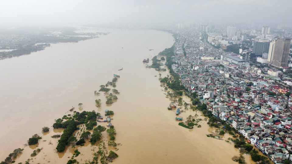 Hai bờ sông Hồng tại Hà Nội đang thu gọn dần do mực nước bắt đầu hạ (ảnh chụp sáng 12/9). (Ảnh: Hoàng Hiếu/TTXVN)