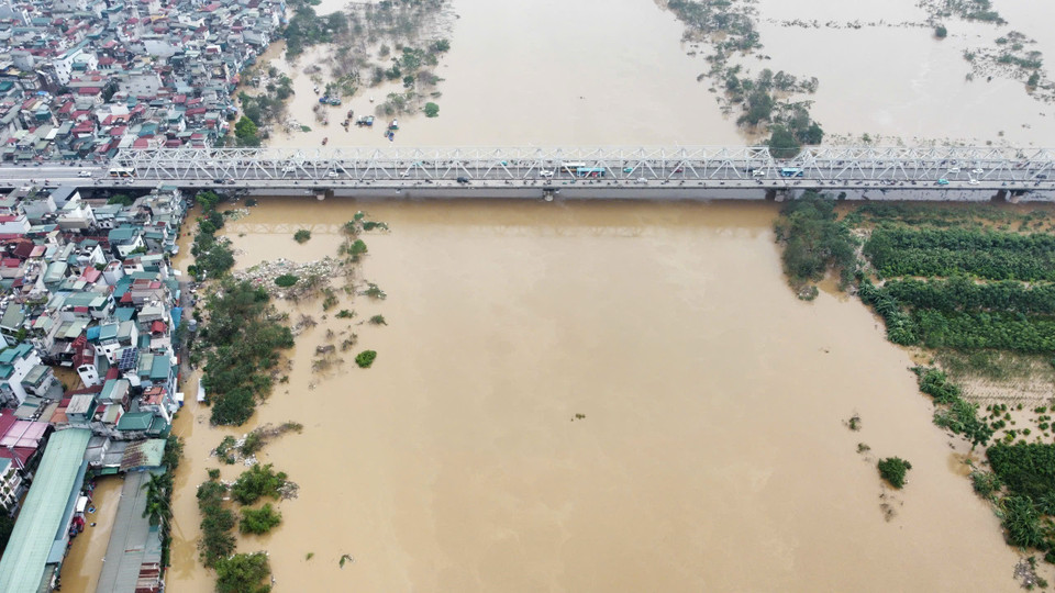 Sông Hồng đoạn qua cầu Chương Dương sau khi nước bắt đầu hạ, sáng 12/9. (Ảnh: Hoàng Hiếu/TTXVN)