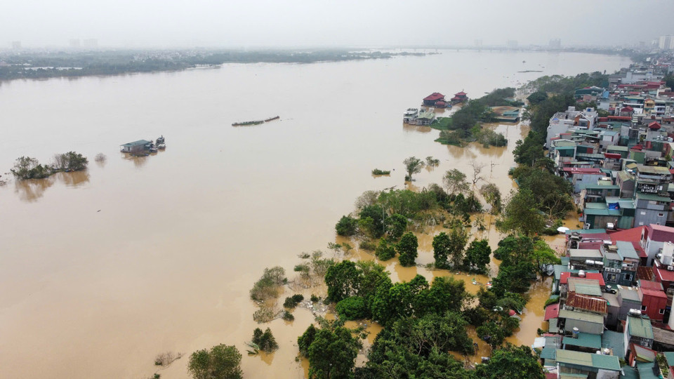 Nhiều khu vực dân cư của Hà Nội ven sông Hồng vẫn đang bị nước bủa vây. (Ảnh: Hoàng Hiếu/TTXVN)