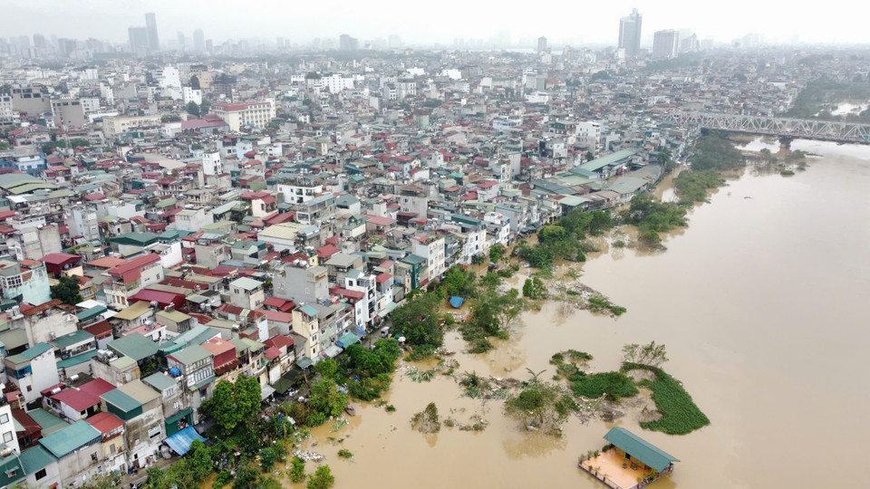 Nước sông mênh mông cạnh khu vực dân cư ven sông Hồng sáng 12/9. (Ảnh: Hoàng Hiếu/TTXVN)