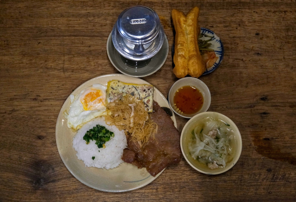 Càphê Đỗ Phủ và cơm tấm Đại Hàn phục vụ du khách khi tham quan tại Di tích lịch sử Hộp thư bí mật và hầm nổi của chiến sỹ Biệt động Sài Gòn. (Ảnh: Thanh Liêm/TTXVN)