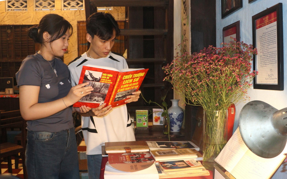 Quán càphê Đỗ Phủ lưu giữ nhiều kỷ vật, tài liệu về hoạt động của lực lượng Biệt động Sài Gòn năm xưa. (Ảnh: Thúy Hằng/TTXVN)