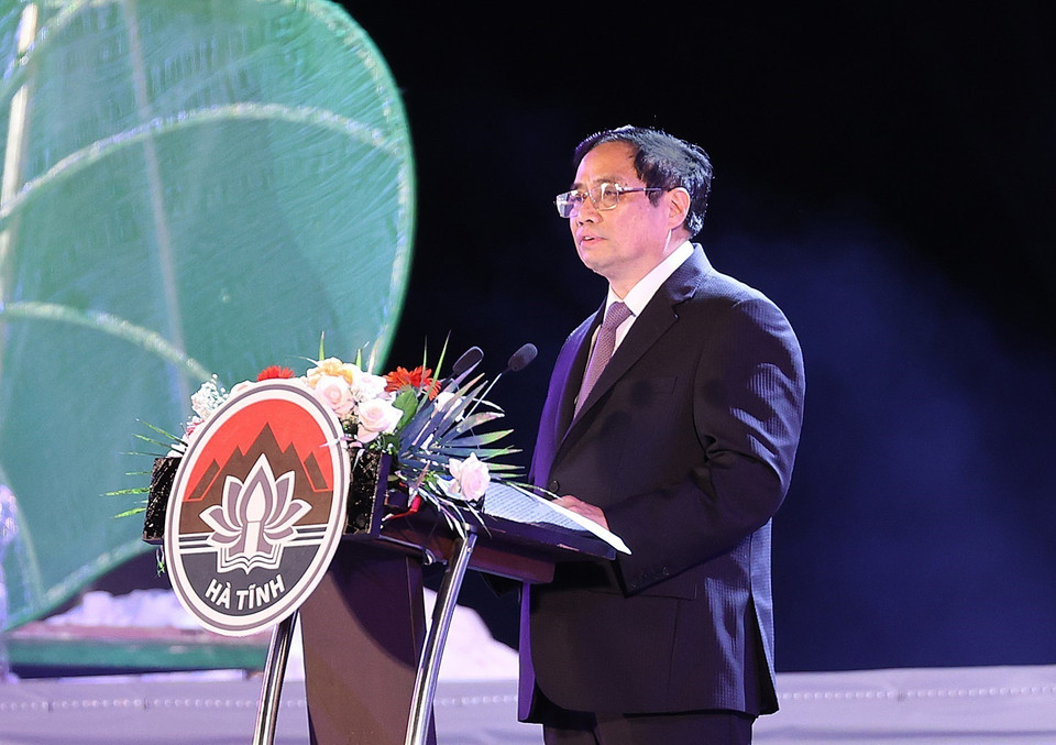 Thủ tướng Phạm Minh Chính phát biểu tại Lễ kỷ niệm 65 năm Ngày Bác Hồ về thăm Hà Tĩnh. (Ảnh: Dương Giang/TTXVN)