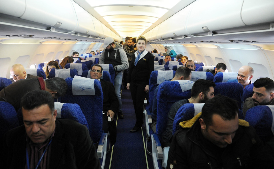 Ngày 19/2/2020, chuyến bay chở khách đầu tiên sau 8 năm đã hạ cánh tại sân bay Aleppo, miền Bắc Syria. Khoảng 40 phút sau khi cất cánh từ thủ đô Damacus, chiếc máy bay Airbus A320 của hãng hàng không SyrianAir hạ cánh tại sân bay Aleppo. Chuyến bay diễn ra vài ngày sau khi Chính phủ Syria thông báo đã giành lại các khu vực nông thôn ở Tây Bắc Aleppo, thành phố lớn thứ hai nước này, từ phiến quân. (Ảnh: THX/ TTXVN)