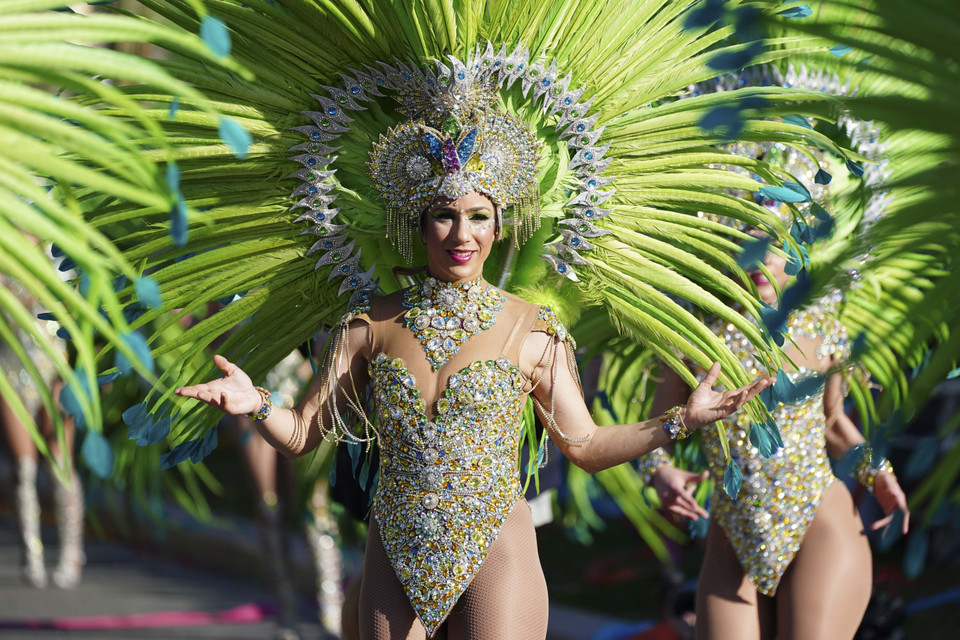 Lễ hội Carnival Nice lần thứ 136 diễn ra tại Nice, Pháp, với những cuộc diễu hành của hàng trăm vũ công trong trang phục hóa trang rực rỡ sắc màu, thu hút hàng chục nghìn người tham gia. Với chủ đề 'Vua của thời trang', lễ hội carnival năm nay kéo dài từ ngày 15-29/2/2020. (Ảnh: THX/ TTXVN)