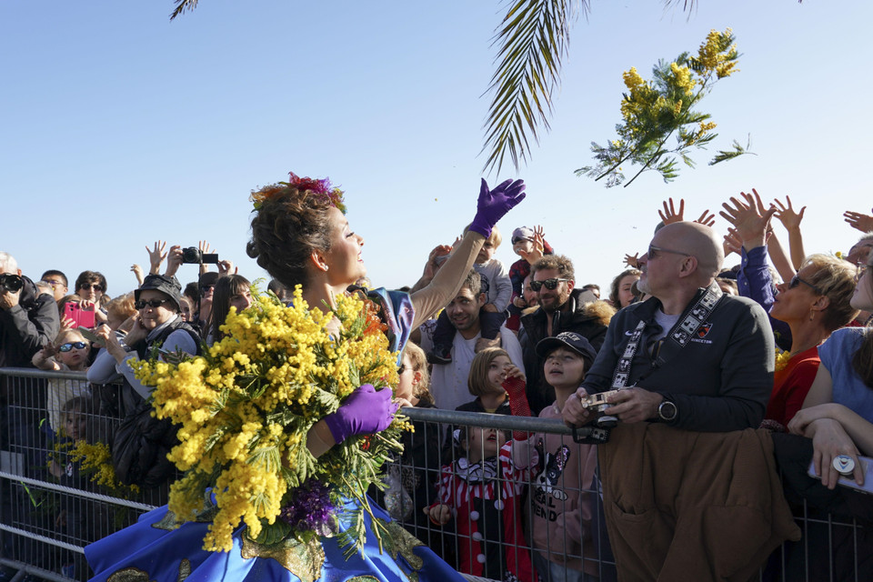 Lễ hội Carnival Nice lần thứ 136 diễn ra tại Nice, Pháp, với những cuộc diễu hành của hàng trăm vũ công trong trang phục hóa trang rực rỡ sắc màu, thu hút hàng chục nghìn người tham gia. Với chủ đề 'Vua của thời trang', lễ hội carnival năm nay kéo dài từ ngày 15-29/2/2020. (Ảnh: THX/ TTXVN)