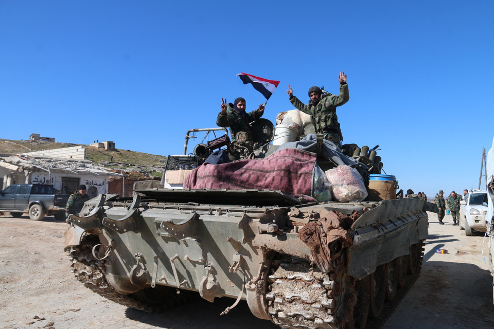 Ngày 17/2/2020, quân đội Syria tuyên bố đã kiểm soát hoàn toàn hàng chục thị trấn ở vùng nông thôn phía Tây Bắc Aleppo và sẽ tiếp tục chiến dịch quét sạch các nhóm phiến quân "bất cứ khi nào những nhóm này bị phát hiện". Đây là một thắng lợi mang tính chiến lược của Chính phủ Syria sau nhiều tuần giao tranh. Trong ảnh: Binh sỹ Syria được triển khai tại thị trấn al-Eis, ngoại ô phía nam Aleppo, ngày 9/2/2020. (Ảnh: THX/TTXVN)