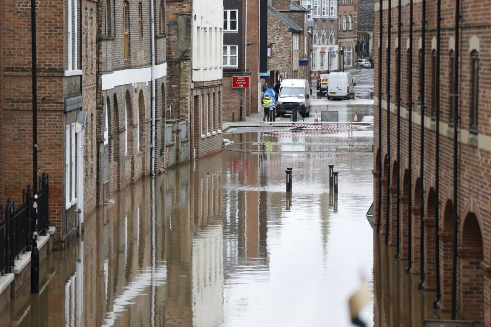 Ngày 17/2/2020, Anh đã ban bố cảnh báo lũ lụt nghiêm trọng có thể đe dọa tới tính mạng của người dân sau khi bão Dennis gây ra mưa lớn ở một số vùng của nước này. Trong khi đó, tại Pháp, bão Dennis cũng đã khiến 60.000 người tại khu vực Tây Bắc nước này rơi vào cảnh mất điện và làm giao thông đường sắt bị gián đoạn. Trong ảnh: Ngập lụt do mưa lớn tại Skeldergate, York, Anh, ngày 17/2/2020. (Ảnh: THX/ TTXVN)