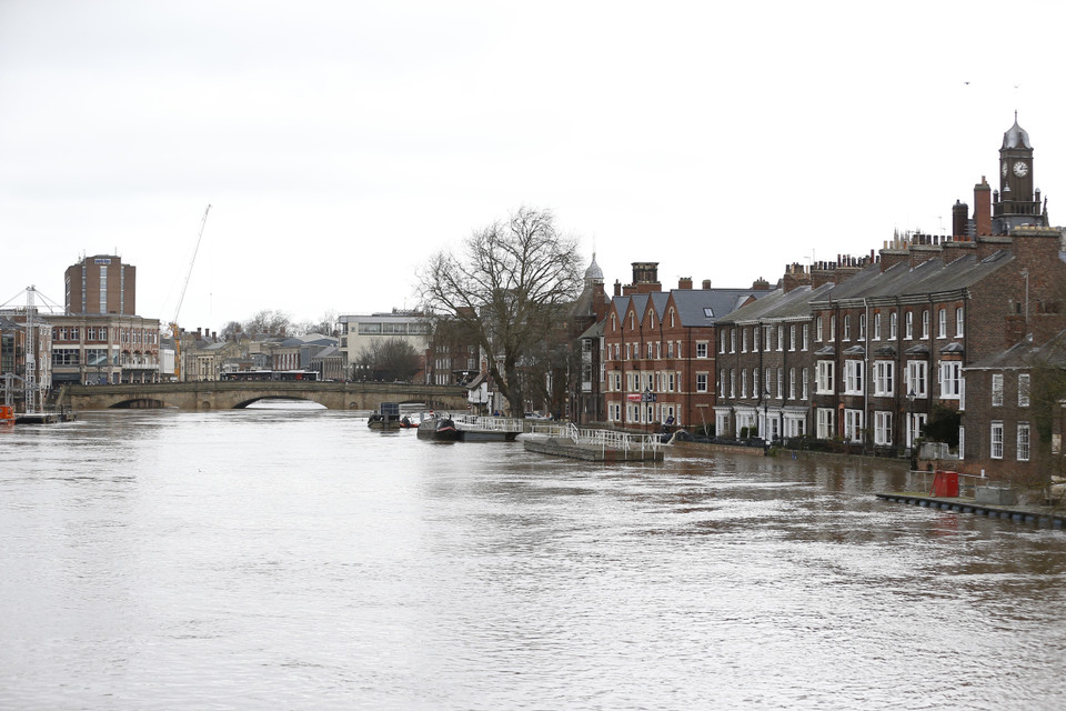 Ngày 17/2/2020, Anh đã ban bố cảnh báo lũ lụt nghiêm trọng có thể đe dọa tới tính mạng của người dân sau khi bão Dennis gây ra mưa lớn ở một số vùng của nước này. Trong khi đó, tại Pháp, bão Dennis cũng đã khiến 60.000 người tại khu vực Tây Bắc nước này rơi vào cảnh mất điện và làm giao thông đường sắt bị gián đoạn. Trong ảnh: Ngập lụt do mưa lớn tại York, Anh, ngày 17/2/2020. (Ảnh: THX/ TTXVN)