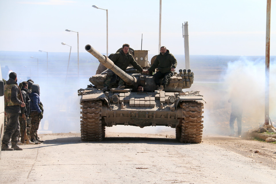 Ngày 17/2/2020, quân đội Syria tuyên bố đã kiểm soát hoàn toàn hàng chục thị trấn ở vùng nông thôn phía Tây Bắc Aleppo và sẽ tiếp tục chiến dịch quét sạch các nhóm phiến quân "bất cứ khi nào những nhóm này bị phát hiện." Đây là một thắng lợi mang tính chiến lược của Chính phủ Syria sau nhiều tuần giao tranh. Trong ảnh: Binh sỹ Syria được triển khai tại thị trấn al-Eis, ngoại ô phía nam Aleppo, ngày 9/2/2020. (Ảnh: THX/TTXVN)