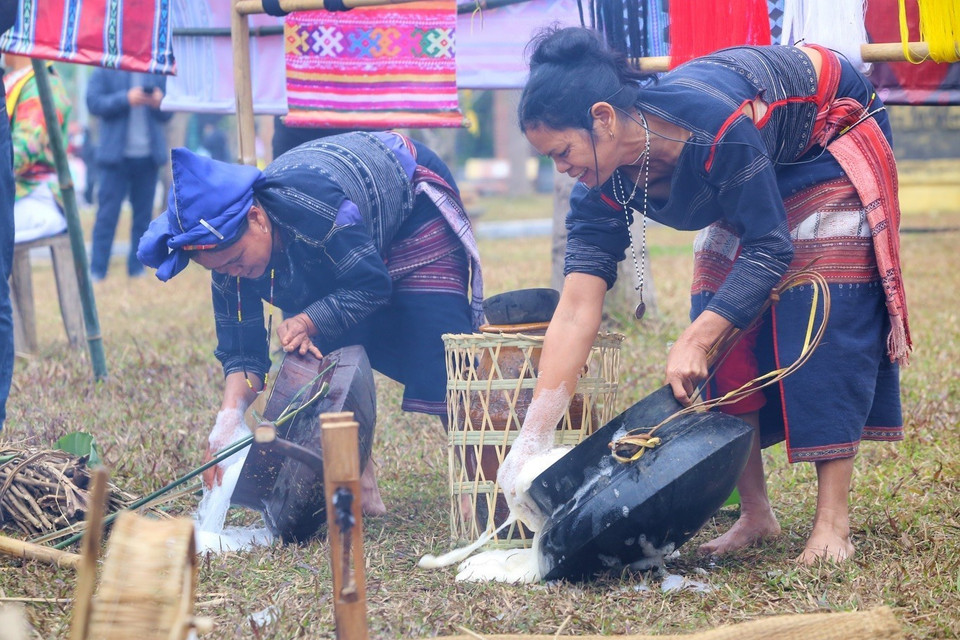 Tái hiện nghi thức cúng vợt sợi bông của dân tộc Ba Na. (Ảnh: Tuấn Đức/TTXVN)