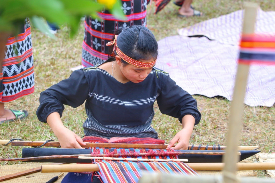 Thiếu nữ Ba Na bên khung dệt. (Ảnh: Tuấn Đức/TTXVN)