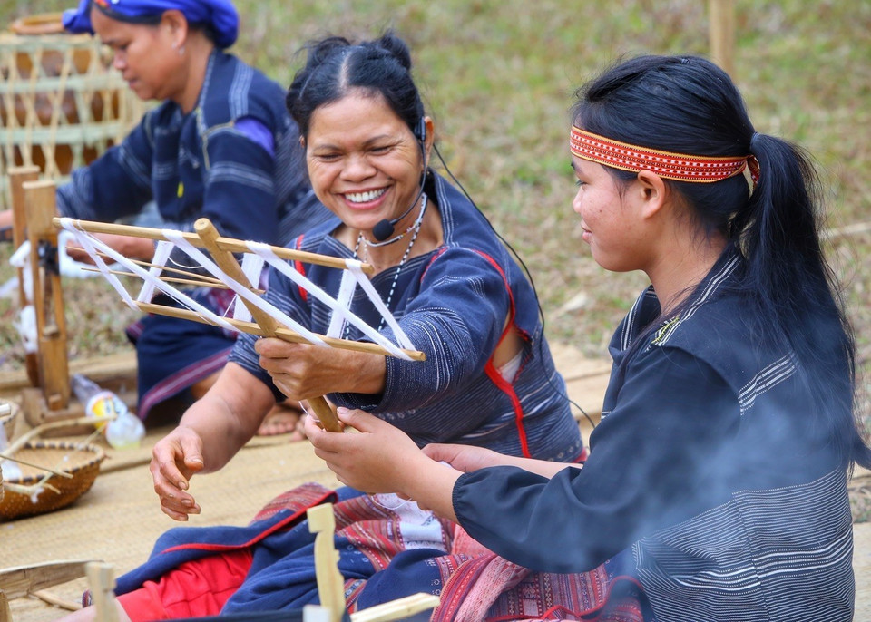 Tái hiện nghi thức cúng vợt sợi bông của dân tộc Ba Na. (Ảnh: Tuấn Đức/TTXVN)