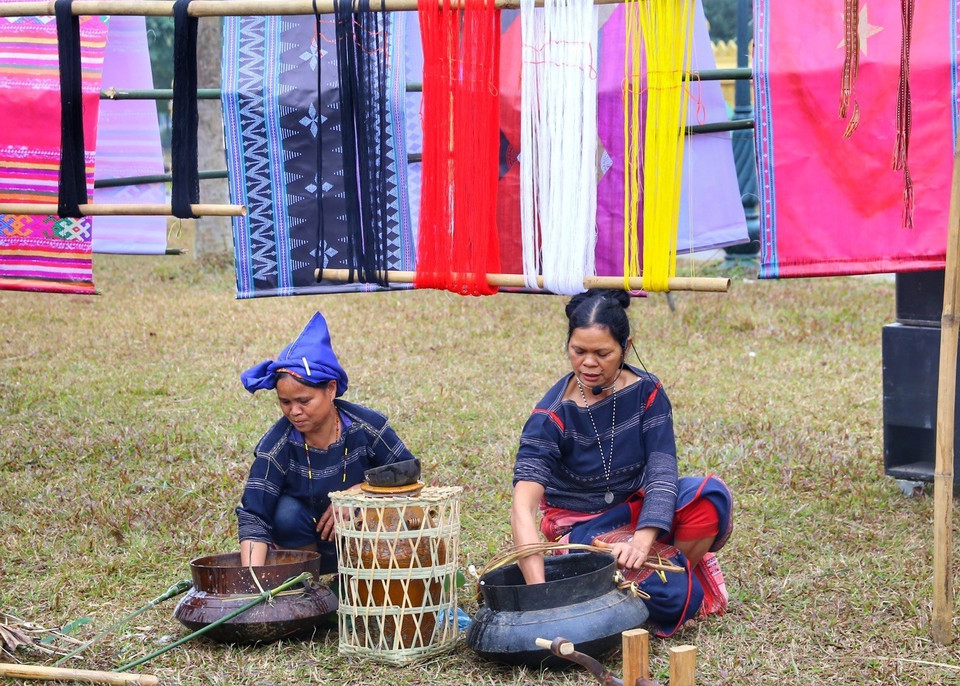 Tái hiện nghi thức cúng vợt sợi bông của dân tộc Ba Na. (Ảnh: Tuấn Đức/TTXVN)