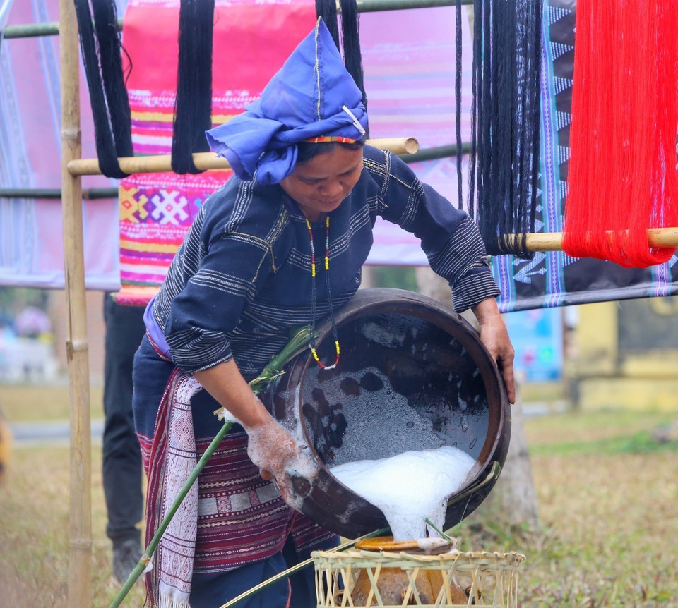 Tái hiện nghi thức cúng vợt sợi bông của dân tộc Ba Na. (Ảnh: Tuấn Đức/TTXVN)