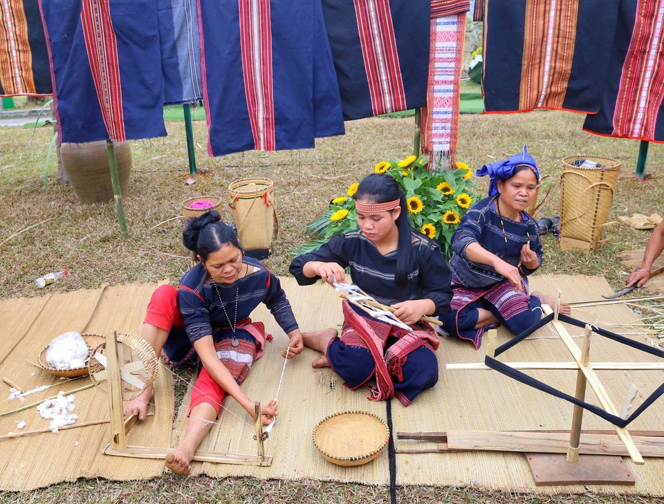 Tái hiện nghi thức cúng vợt sợi bông của dân tộc Ba Na. (Ảnh: Tuấn Đức/TTXVN)