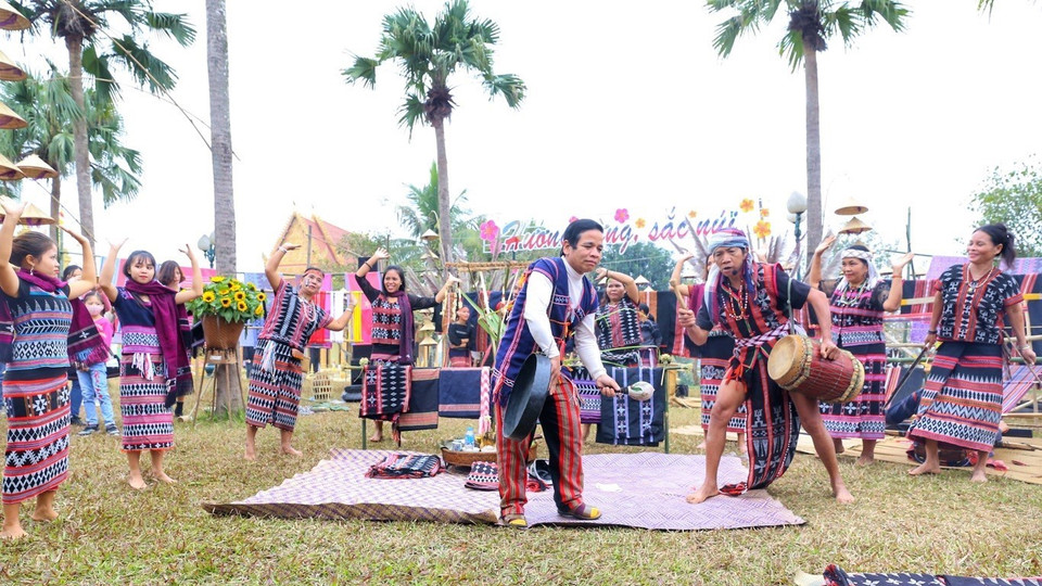 Tiết mục múa của dân tộc Tà Ôi. (Ảnh: Tuấn Đức/TTXVN)