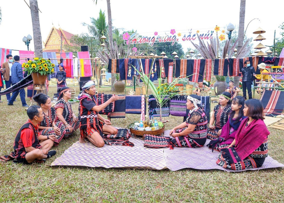 Tái hiện nghi thức dâng Dèng (dệt) của dân tộc Tà Ôi. (Ảnh: Tuấn Đức/TTXVN)