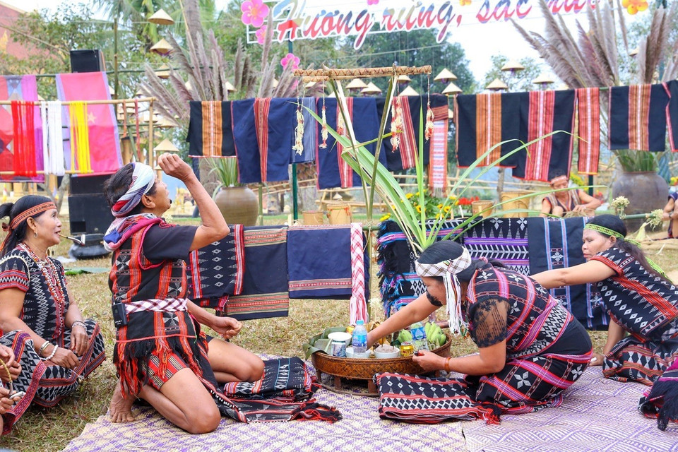 Tái hiện nghi thức dâng Dèng (dệt) của dân tộc Tà Ôi. (Ảnh: Tuấn Đức/TTXVN)