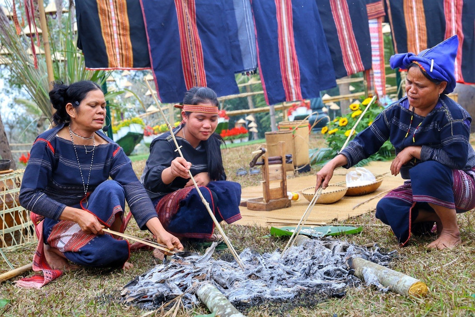 Tái hiện nghi thức cúng vợt sợi bông của dân tộc Ba Na. (Ảnh: Tuấn Đức/TTXVN)