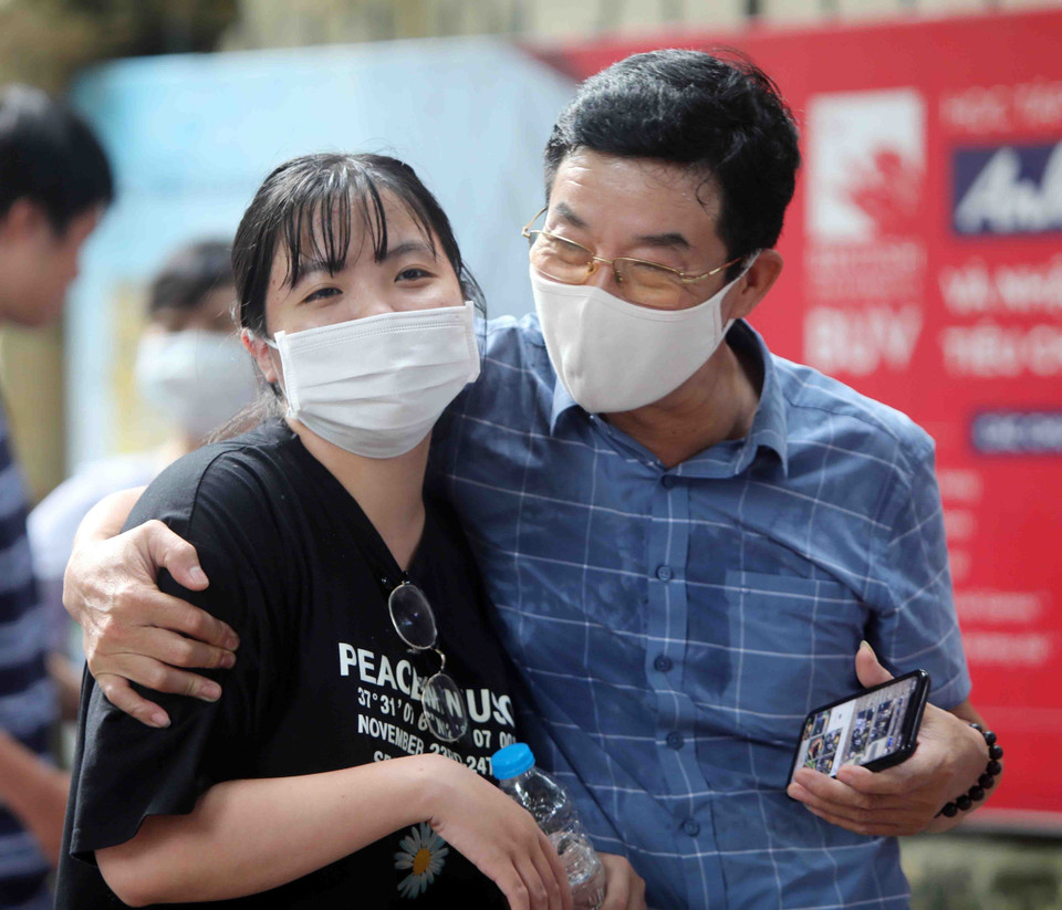 Khoảnh khắc bên con mỗi mùa thi luôn là những hình ảnh đẹp nhân lên giá trị yêu thương trong mỗi gia đình. (Ảnh: Thanh Tùng/TTXVN)