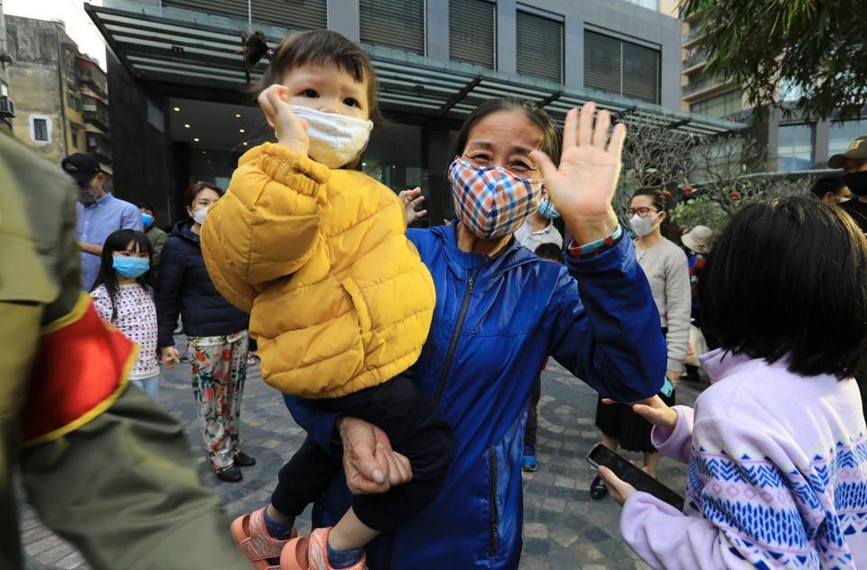 Niềm vui của 2 bà cháu khi toàn thể cư dân 88 Láng Hạ âm tính, dỡ bỏ cách ly tòa nhà. (Ảnh: Thành Đạt/TTXVN)