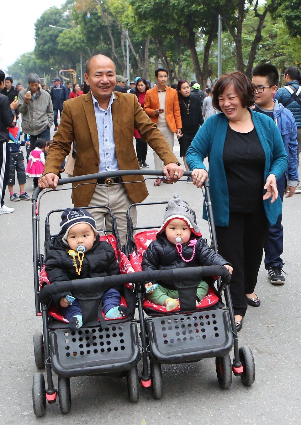 Hình ảnh ông bà mẫu mực, gia đình hạnh phúc (ảnh chụp tại phố đi bộ hồ Hoàn Kiếm). (Ảnh: Thành Đạt/TTXVN)