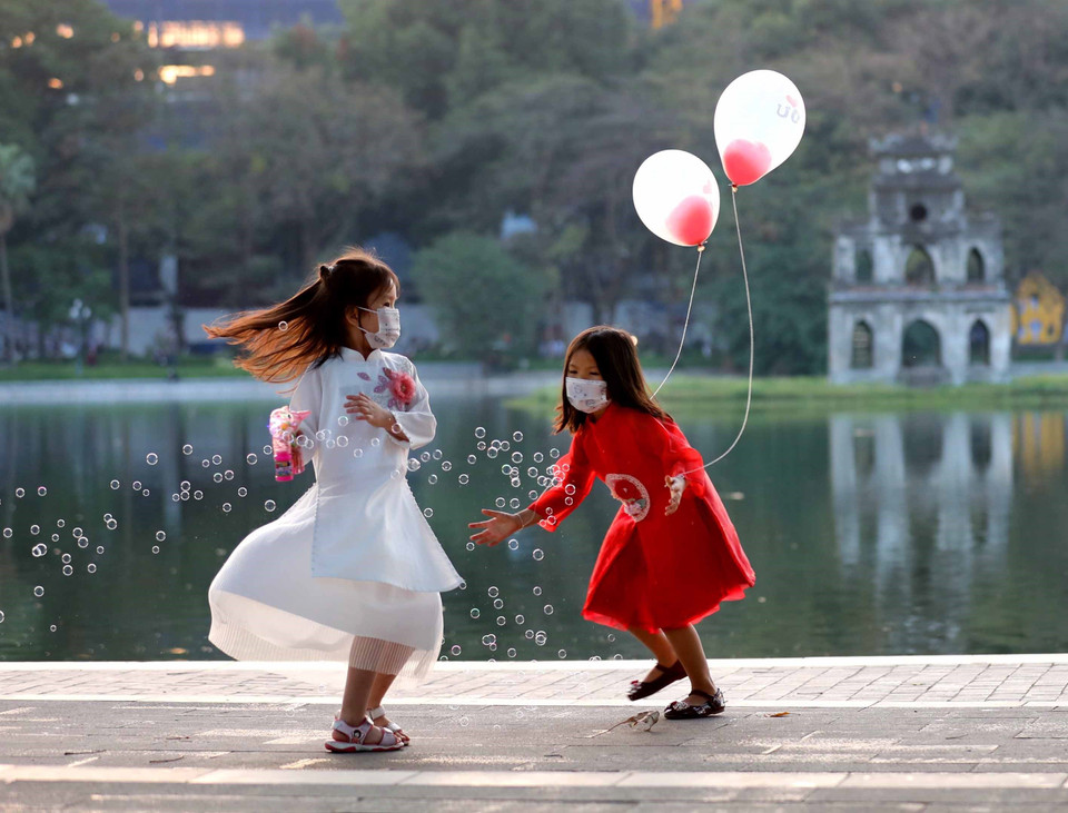 Giây phút hạnh phúc của những Mặt trời bé con. (Ảnh: Thanh Tùng/TTXVN)