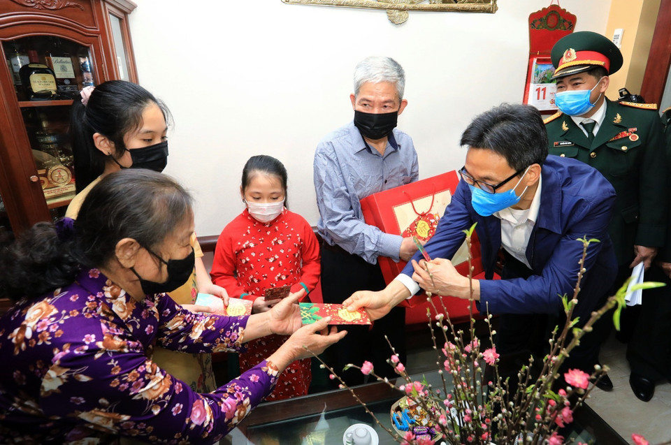 Phó Thủ tướng Vũ Đức Đam thăm và chúc Tết các gia đình có người thân hiện đang phải đi cách ly tại tổ dân phố số 10 và 11, nhà máy Z153 - Cục Kỹ thuật, Bộ Quốc phòng (huyện Đông Anh, Hà Nội). (Ảnh: Thành Đạt/TTXVN)