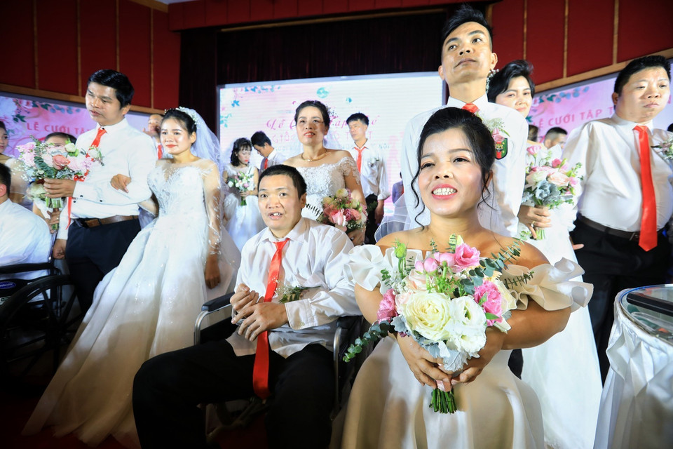 Lễ cưới tập thể dành cho người khuyết tật chính là niềm mơ ước vun đắp gia đình, cùng san sẻ bao vui buồn, khó khăn trong cuộc sống của những người khuyết tật. (Ảnh: Thành Đạt/TTXVN)