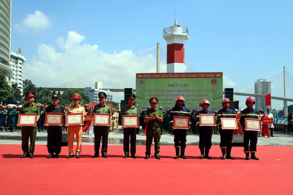 Bộ Công an khen thưởng các tập thể, cá nhân có thành tích xuất sắc trong đợt diễn tập. (Ảnh: Đức Hiếu/TTXVN)