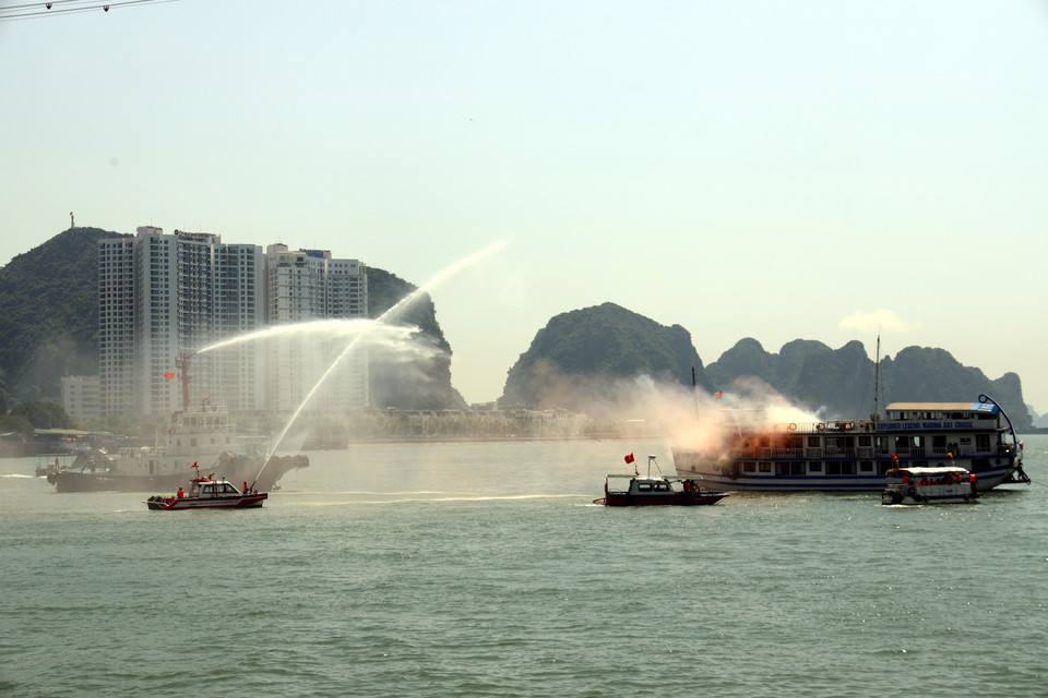 Tình huống chữa cháy tàu trên biển. (Ảnh: Đức Hiếu/TTXVN)