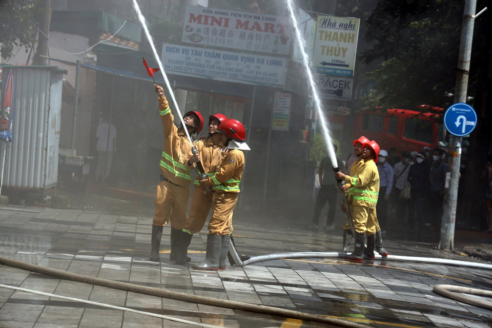 Lực lượng Phòng cháy Chữa cháy tham gia diễn tập. (Ảnh: Đức Hiếu/TTXVN)