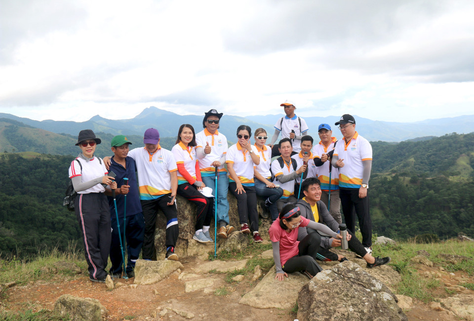Đoàn khảo sát chụp ảnh lưu niệm tại điểm giáp ranh 3 tỉnh Lâm Đồng-Ninh Thuận-Bình Thuận với độ cao hơn 1.000m so với mực nước biển. (Ảnh: Nguyễn Thanh/TTXVN)